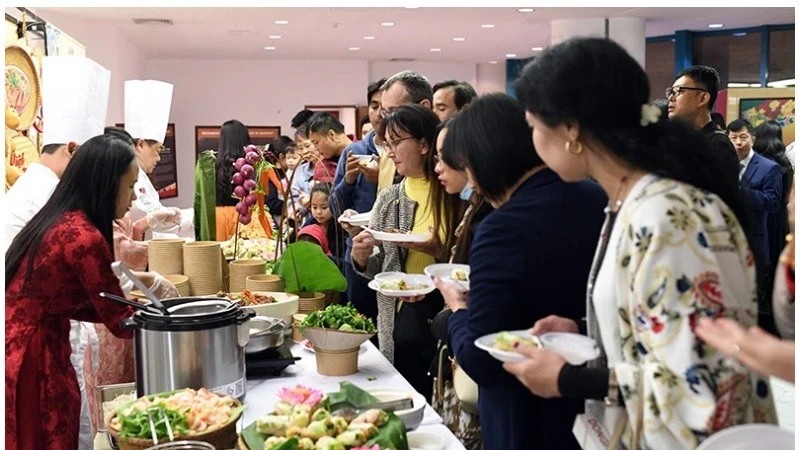 Des convives font la queue pour déguster des plats vietnamiens lors de la « Journée du Vietnam en Arabie Saoudite 2024 ».