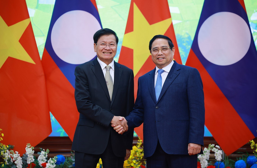 Le Premier ministre Pham Minh Chinh et le secrétaire général du PPRL et président du Laos, Thongloun Sisoulith. Photo : VNA