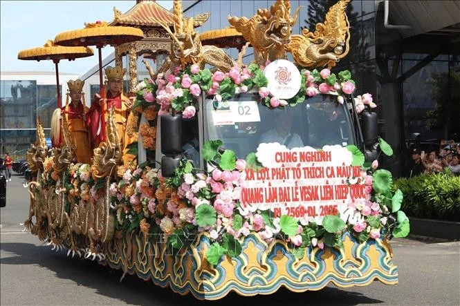 Char fleuri de la VBS transportant les reliques du Bouddha Shakyamuni. Photo: VNA
