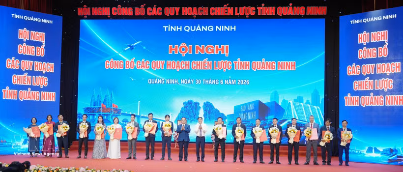 Quang Ninh remet 18 certificats d'approbation d'investissement, pour un montant total de 45.000 milliards de dôngs. Photo : VNA