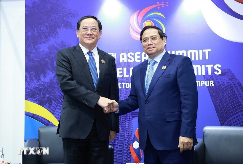 Le Premier ministre Pham Minh Chinh (à droite) et le Premier ministre du Laos Sonexay Siphandone. Photo: VNA