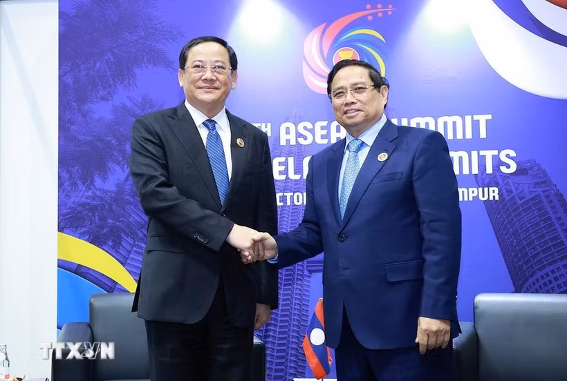 Le Premier ministre Pham Minh Chinh (à droite) et le Premier ministre du Laos Sonexay Siphandone. Photo: VNA