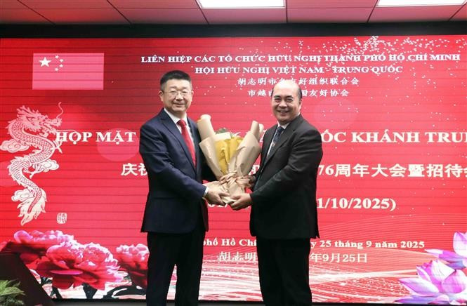 Ho Xuan Lam (à droite), vice-président et secrétaire général de l'Union municipale des organisations d'amitié, et Tang Li, consul général de Chine à Hô Chi Minh-Ville, lors de la rencontre. Photo : VNA