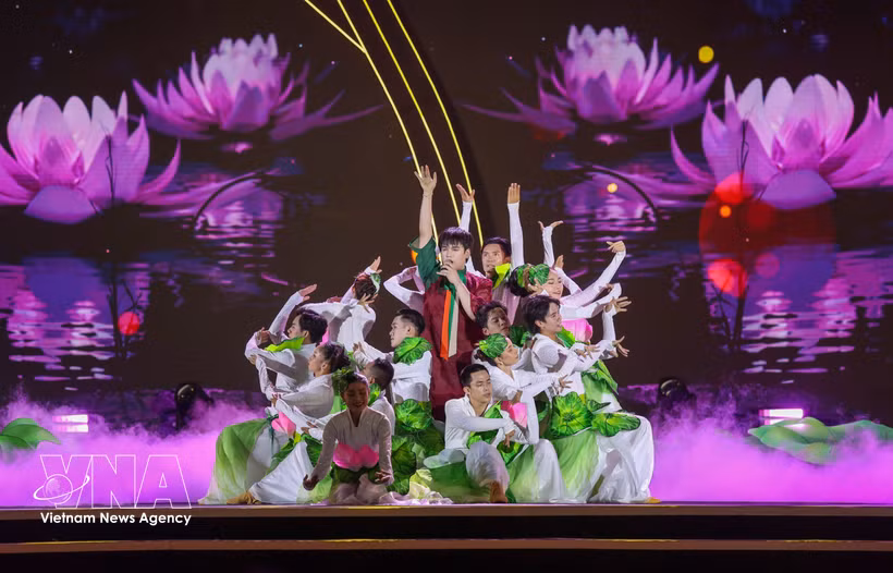 Le temps fort de la soirée d’ouverture est le programme artistique intitulé « Parfums et Couleurs de Tay Ninh », une œuvre scénographique soignée retraçant le processus de formation et de développement de Tay Ninh. Photo: VNA