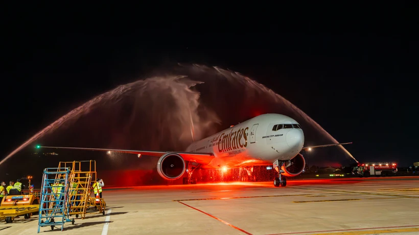 Le premier vol d’Emirates à destination de Da Nang est salué par un jet d’eau cérémoniel. Photo: Sun Group