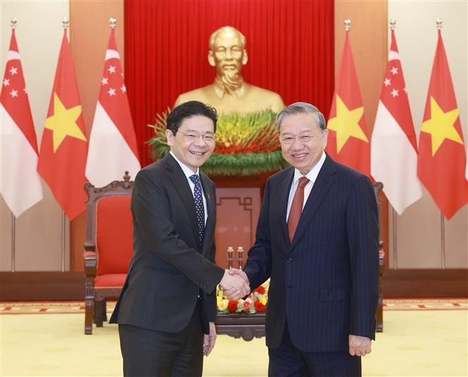 Le secrétaire général du Parti communiste du Vietnam (PCV), Tô Lâm (droite), et le Premier ministre de Singapour, Lawrence Wong. Photo: VNA