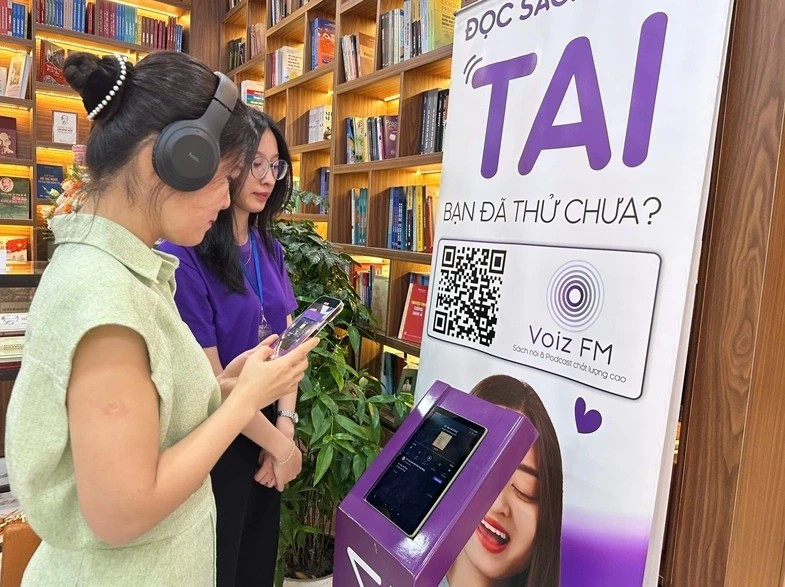 Le développement technologique a permis l'émergence d'approches multimédias pour la lecture de livres. Photo : vov.vn