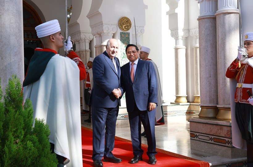Le Premier ministre Pham Minh Chinh (à droite) et le président algérien Abdelmadjid Tebboune. Photo: VNA