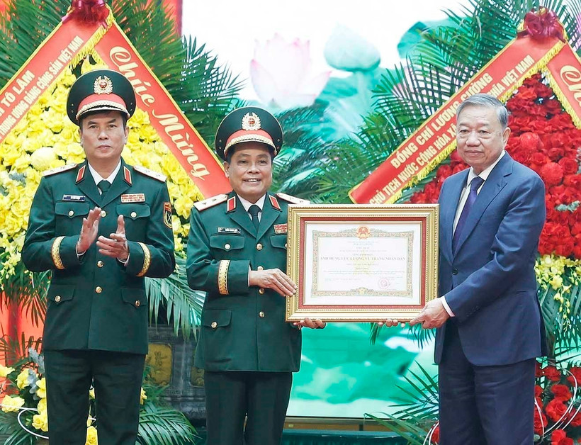 Le secrétaire général du Parti, To Lam (à droite), remet le titre de Héros des Forces armées populaires au Département général de la Logistique et de la Technique relevant du ministère de la Défense. Photo: VNA
