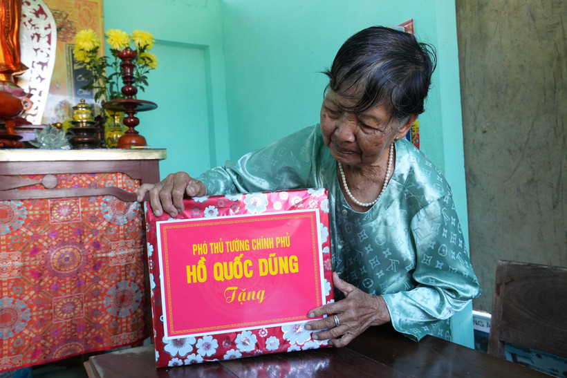 Une femme sinistrée reconnaissante de l'assistance portée par le Parti, l'État et les forces armées afin de surmonter les conséquences des intempéries. Photo : VNA