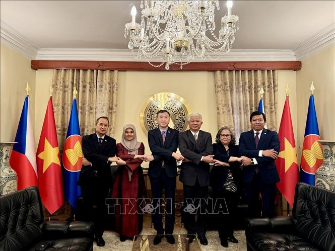 Ambassadeurs, chefs de missions diplomatiques de six pays membres de l’ACP, que sont le Vietnam, la Thaïlande, la Malaisie, le Myanmar, l'Indonésie et les Philippines. Photo: VNA