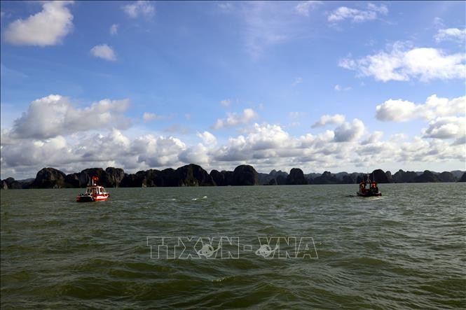 Des bateaux de la Police provinciale de Quang Ninh participent aux recherches dans la baie d'Ha Long. Photo d'illustration : VNA
