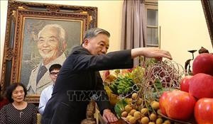 Le secrétaire général To Lam offre de l'encens à la mémoire du général Vo Nguyen Giap. Photo : VNA