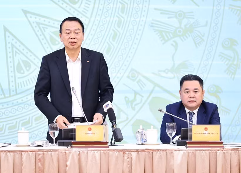 Le vice-ministre des Finances, Nguyen Duc Chi, répond aux questions des médias lors de la conférence de presse. Photo : VNA