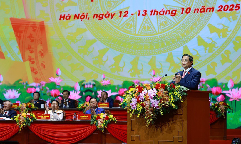 Pham Minh Chinh, membre du Bureau politique, secrétaire du Comité du Parti et Premier ministre, prononce le discours de clôture du Congrès. Photo : VNA