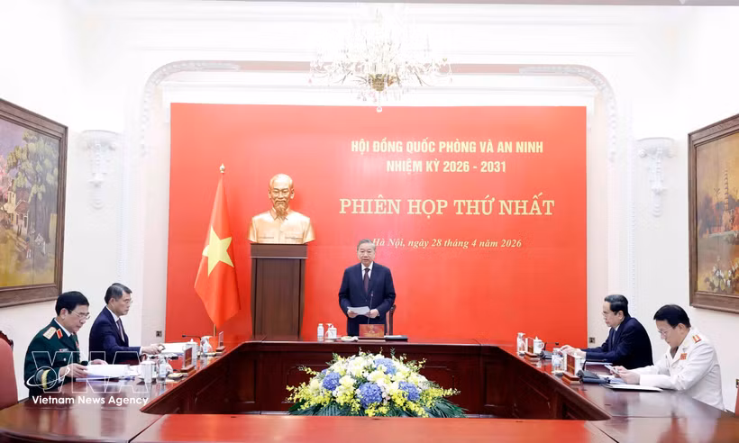 Le secrétaire général du Parti et président de la République, To Lam, commandant en chef des forces armées populaires et président du Conseil de défense et de sécurité, lors de la réunion. Photo: VNA