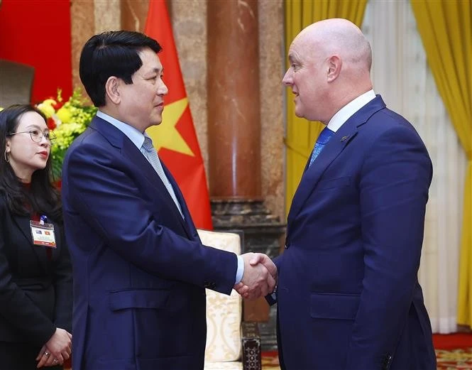 Le président de la République, Luong Cuong (à gauche), et le Premier ministre de Nouvelle-Zélande, Christopher Luxon. Photo: VNA