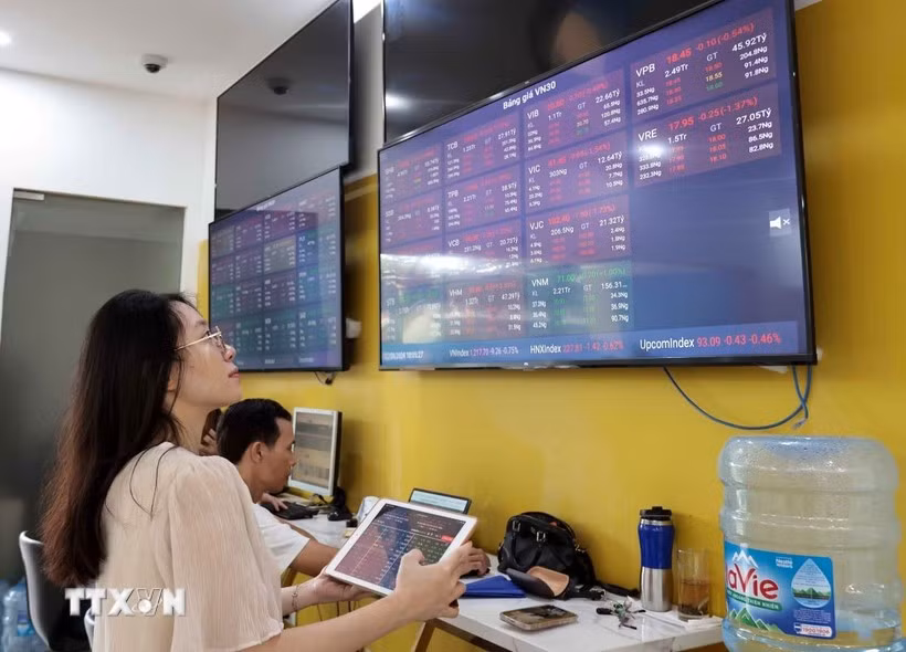 Une femme effectue des transactions dans une société de valeurs mobilières. Photo : VNA