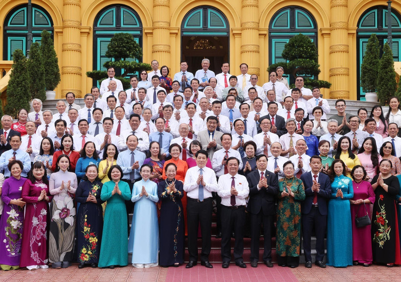 Le président Luong Cuong et les délégués de la rencontre. Photo: VNA