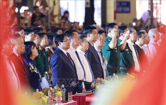 Le Premier ministre Pham Minh Chinh et des délégués assistent au programme artistique spécial. Photo : VNA