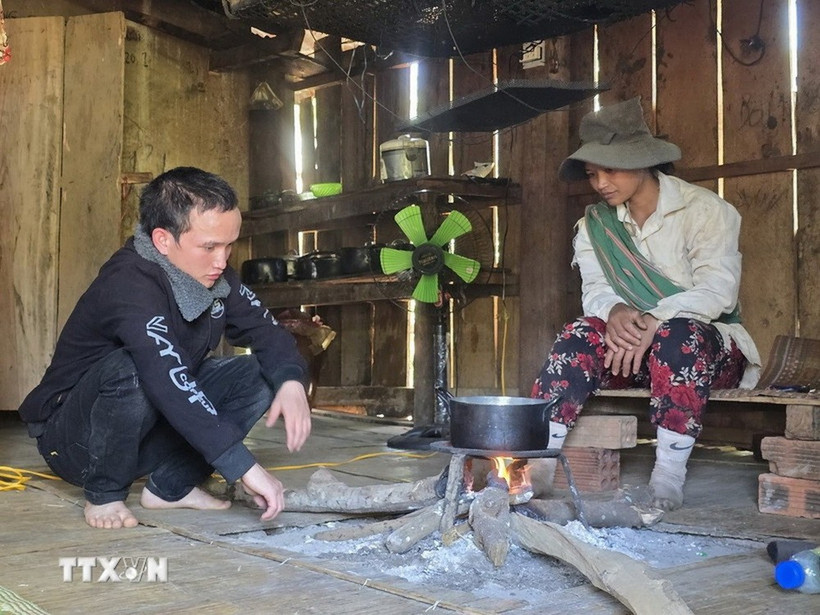 A Nhanh (à gauche), dans la province de Quang Ngai, a été secouru et rapatrié chez lui après avoir été amené au Cambodge avec l'astuce du « travail facile, salaire élevé »: Photo: VNA