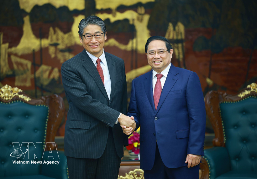 Le Premier ministre Pham Minh Chinh (à droite) et l’ambassadeur du Japon au Vietnam, Ito Naoki. Photo: VNA