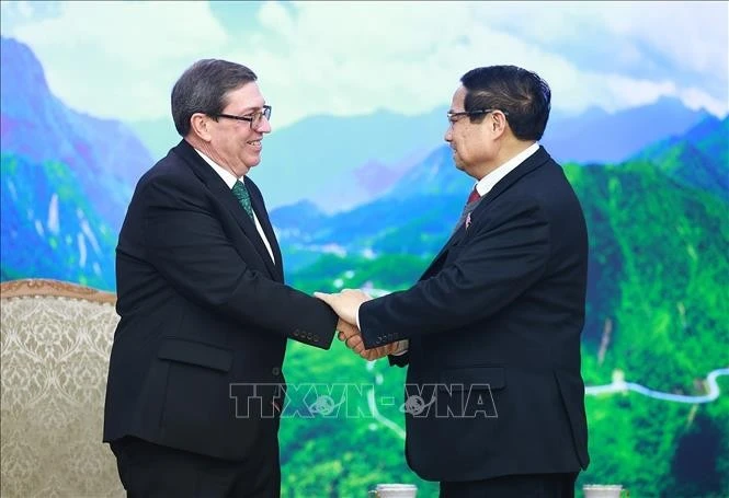 Le Premier ministre, Pham Minh Chinh (droite) et Bruno Rodríguez Parrilla, ministre des Affaires étrangères de Cuba. Photo: VNA