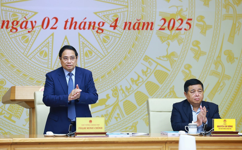 Le Premier ministre Pham Minh Chinh (debout) lors de la réunion. Photo: VNA