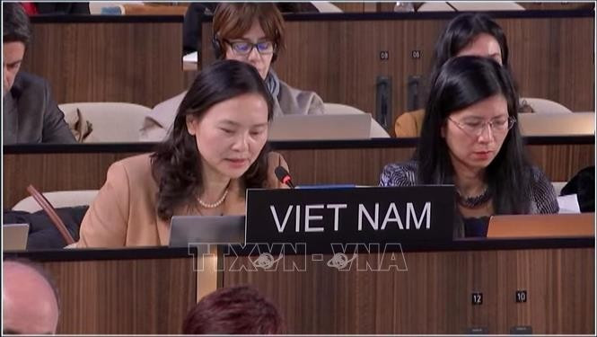 L’ambassadrice Nguyen Thi Van Anh, cheffe de la Délégation permanente du Vietnam auprès de l’UNESCO, présente l’initiative lors de la 222ᵉ session du Conseil exécutif de l’UNESCO. Photo : VNA
