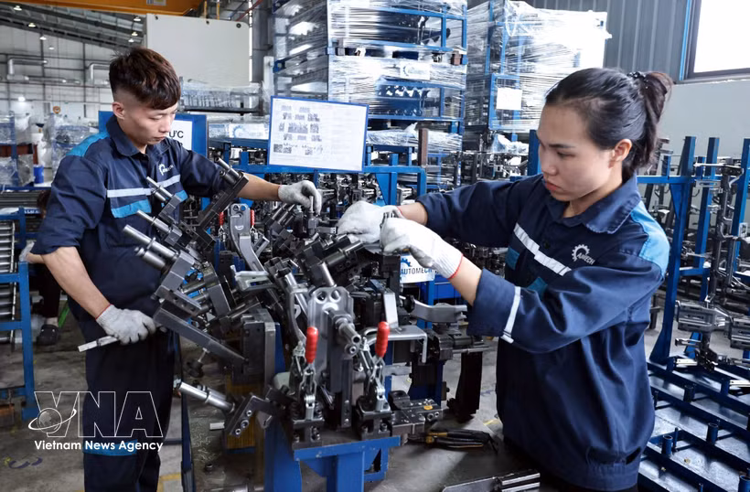 La société par actions AUTOMECH, implantée dans la zone industrielle de Dinh Tram (province de Bac Ninh), affiche un chiffre d'affaires annuel d'environ 1.000 milliards de dongs et emploie plus de 600 personnes. Photo : VNA
