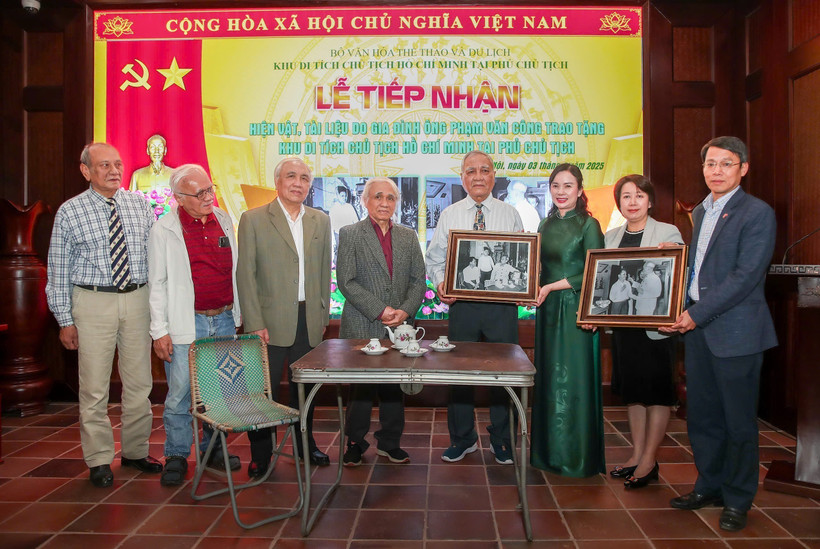 Des représentants de la famille de Pham Van Cong remet deux photos immortalisant la visite du Président Hô Chi Minh à leur domicile, lors du réveillon du Têt 1963. Photo: VNA