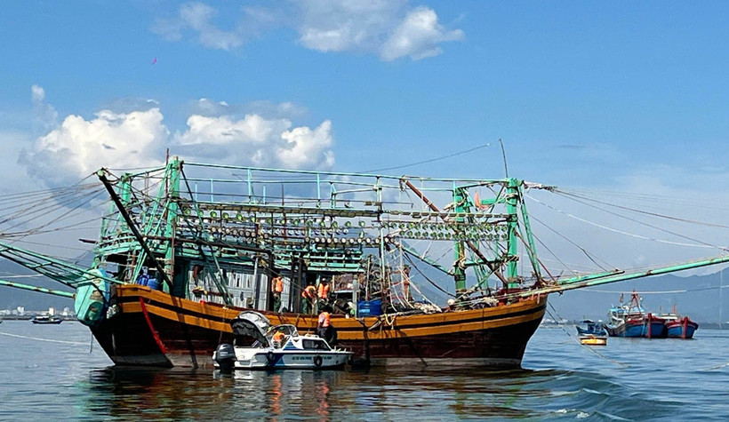 Les gardes-frontières de Da Nang vérifient les documents de départ de bateaux de pêche. Photo : VNA