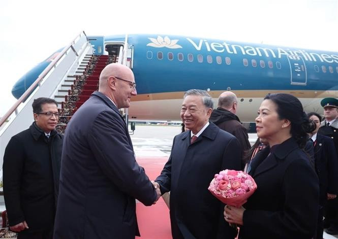 Le vice-Premier ministre russe, Dmitry Chernyshenko, le secrétaire général Tô Lâm et son épouse à l’aéroport avant leur départ. Photo : VNA