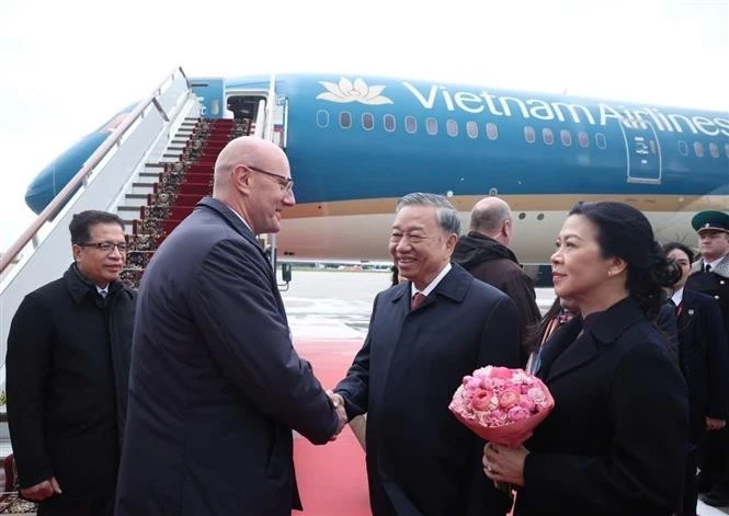Le vice-Premier ministre russe, Dmitry Chernyshenko, le secrétaire général Tô Lâm et son épouse à l’aéroport avant leur départ. Photo : VNA