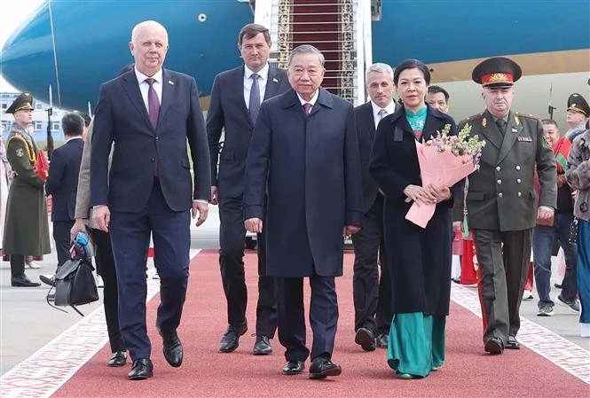 Le secrétaire général du Parti communiste du Vietnam, Tô Lâm, et son épouse arrivent à Minsk. Photo: VNA