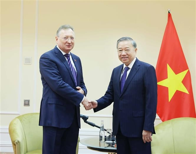Le secrétaire général du Parti communiste du Vietnam (PCV), Tô Lâm (droite), et Sergei Ivanovich Kudryashov, directeur général de la société par actions Zarubezhneft. Photo: VNA