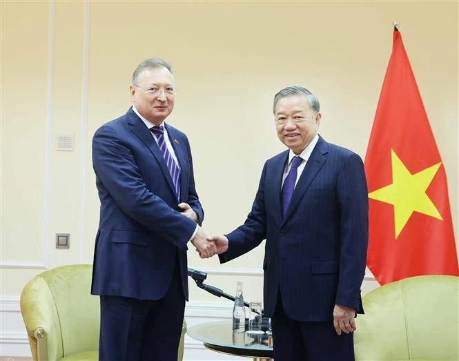Le secrétaire général du Parti communiste du Vietnam (PCV), Tô Lâm (droite), et Sergei Ivanovich Kudryashov, directeur général de la société par actions Zarubezhneft. Photo: VNA