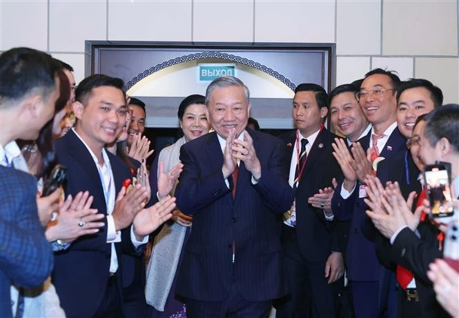 Le secrétaire général du Parti communiste du Vietnam, Tô Lâm, et des Vietnamiens de Russie. Photo: VNA