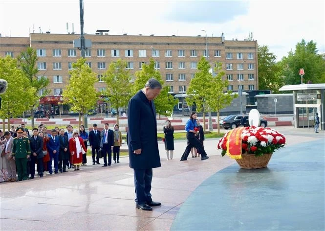 Le secrétaire général du Parti communiste du Vietnam (PCV), Tô Lâm, rend hommage au Président Hô Chi MInh. Photo: VNA