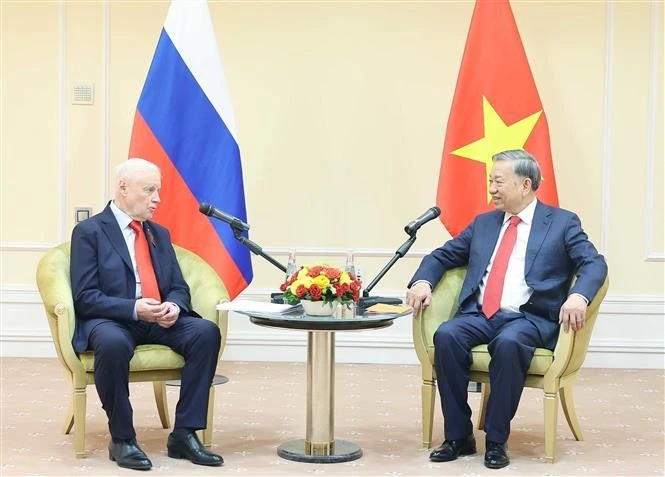 Le secrétaire général du Parti communiste du Vietnam (PCV), Tô Lâm (droite), et Sergey Mironov, président du parti « Russie juste – Patriotes – Pour la vérité ». Photo: VNA