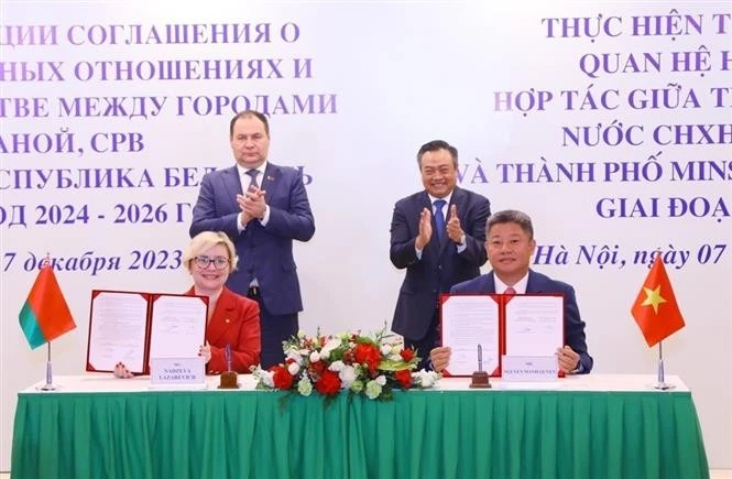 Le Premier ministre biélorusse, Roman Golovchenko, et le président du Comité populaire de Hanoï, Tran Sy Thanh, à la signature du programme de coopération pour la mise en œuvre de l'accord sur les relations d'amitié et de coopération entre Hanoï et Minsk (2023). Photo : VNA