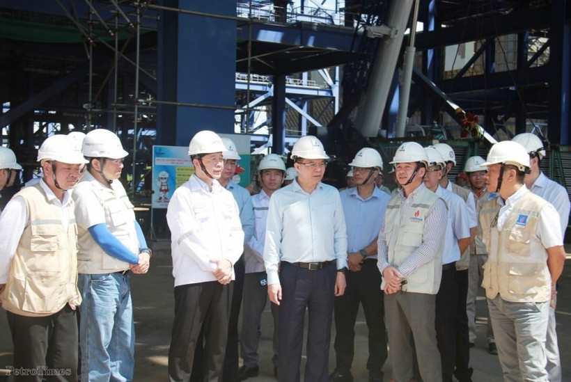 Le président de Petrovietnam, Le Manh Hung, inspecte les travaux en cours sur le chantier de la centrale thermique Long Phu 1. Photo : Petrovietnam