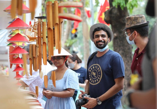 Touristes étrangers à Hanoï. Photo: VNA