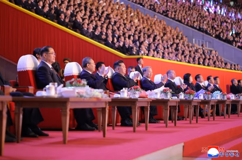 Le 9 octobre au soir, à Pyongyang, le secrétaire général du Parti du Travail de Corée et président de la Commission des affaires d’État de la RPDC, Kim Jong Un, ainsi que d'autres dirigeants, assistent à un spectacle artistique à l’occasion du 80ᵉ anniversaire de la fondation du Parti du Travail de Corée. Photo : KCNA