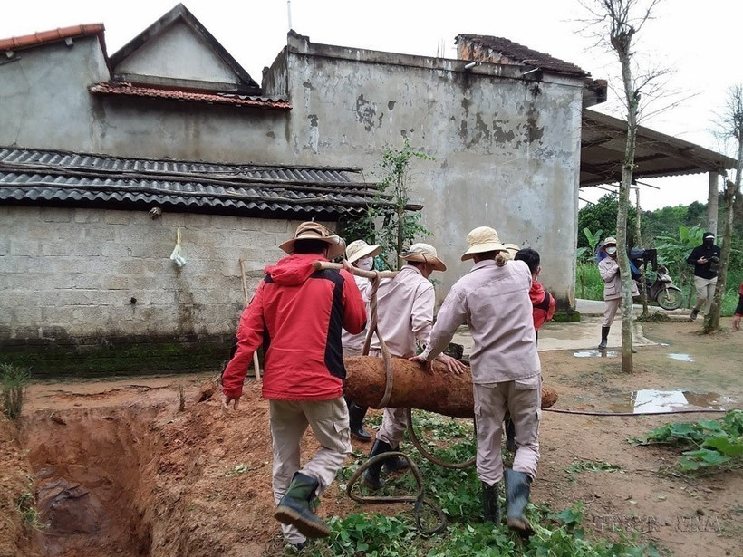 L'équipe de déminage MAG a découvert et éliminé avec succès une bombe non explosée pesant près de 230 kg dans un jardin d'une famille du village de Nguyen Son, commune de Cu Nam, province de Quang Binh. Photo diffusée par la VNA le 3 avril 2024