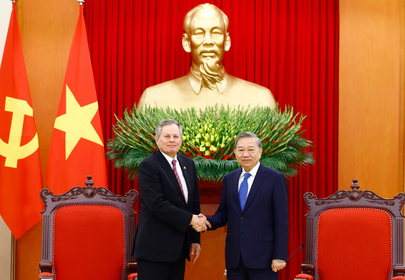 Le secrétaire général du Parti, Tô Lâm (droite), et le sénateur américain Steven David Daines. Photo: VNA