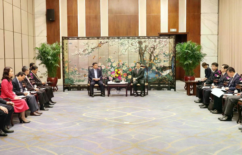 Le Vice-Premier ministre Nguyên Chi Dung (à gauche) et Zhang Hu, vice-gouverneur exécutif de la province du Guangdong. Photo : VNA