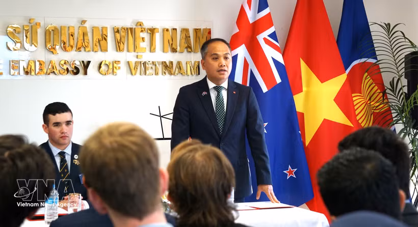 L'ambassadeur du Vietnam en Nouvelle-Zélande, Phan Minh Giang, félicite NZMAM 2026 pour son brillant succès. Photo : VNA
