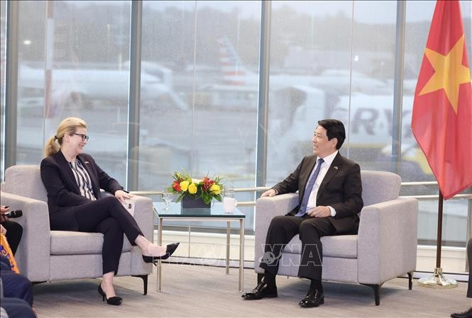 Le président de la République, Luong Cuong, et Stephanie Pope, présidente-directrice générale de Boeing Commercial Airplanes. Photo: VNA