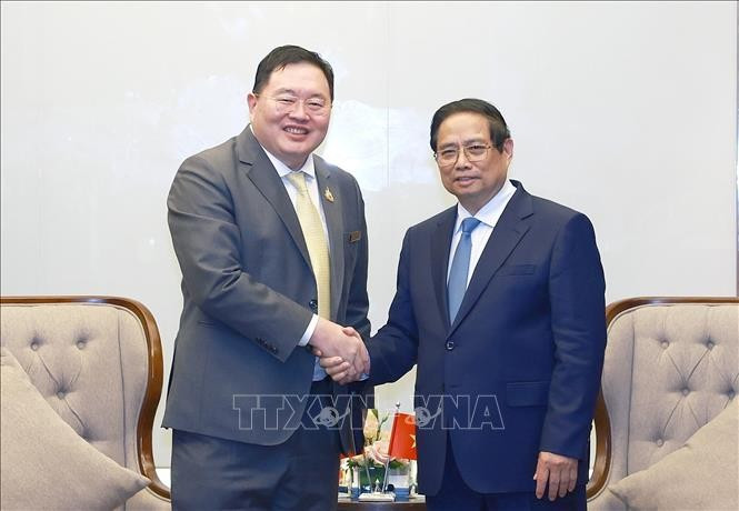 Le Premier ministre Pham Minh Chinh et Thammasak Sethaudom, président-directeur général du groupe SCG (Thaïlande). Photo : VNA